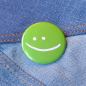 Preview: Ansteckbutton Smiley grün auf Jeans
